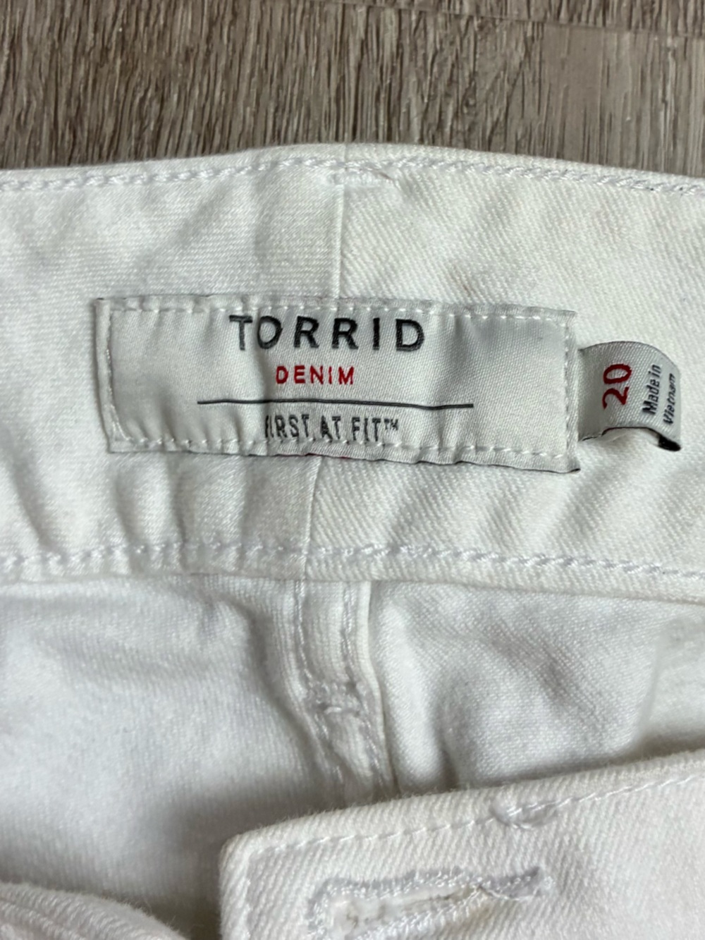 🤍 Torrid Denim Jegging Crop Distressed White Jeans Size 20 - Picture 6 of 12